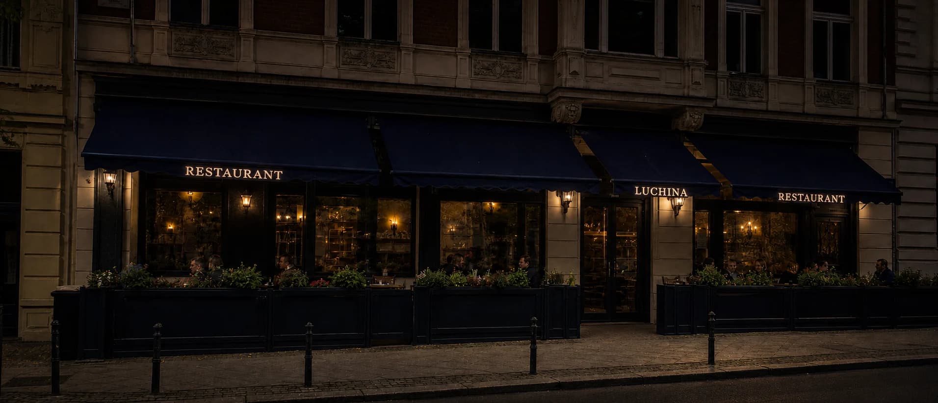 Konzeptvisualisierung einer klassischen Restaurantfassade bei Nacht mit dunkelblauen Markisen und den warm leuchtenden Schriftzügen „RESTAURANT“ und „LUCHINA“.