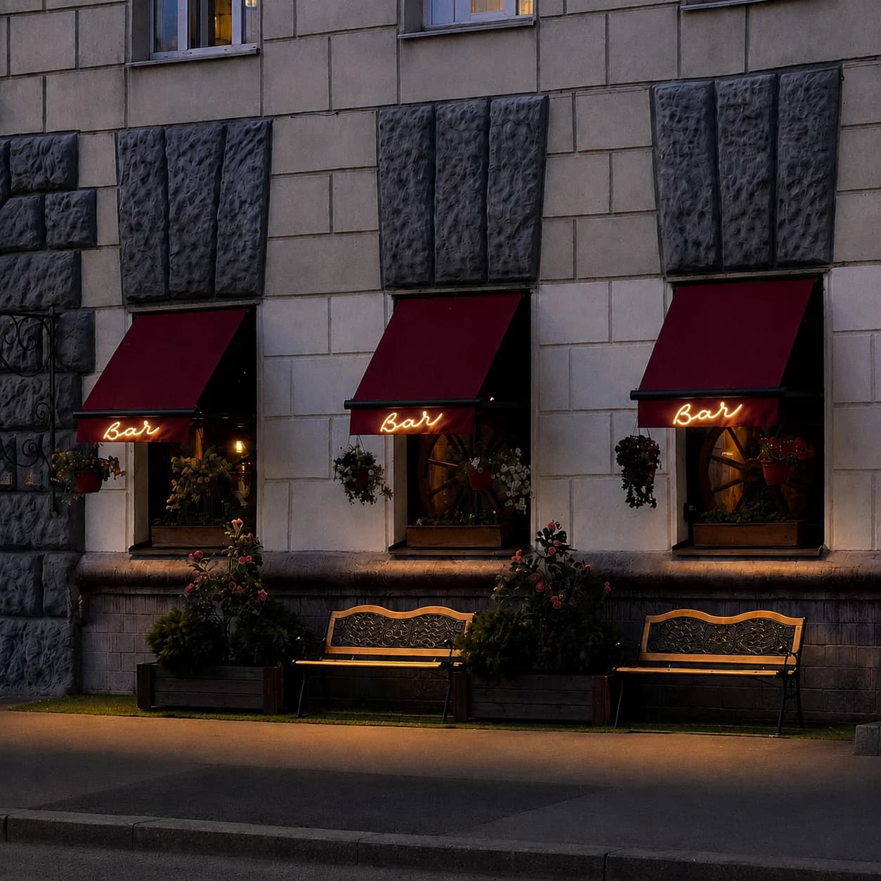 Abendliche Gastronomiefassade mit drei bordeauxroten Markisen und warm leuchtenden Schriftzügen „Bar“ über den Fenstern.